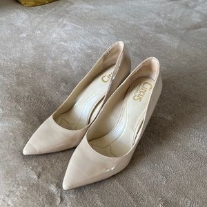 Nude patent pumps!